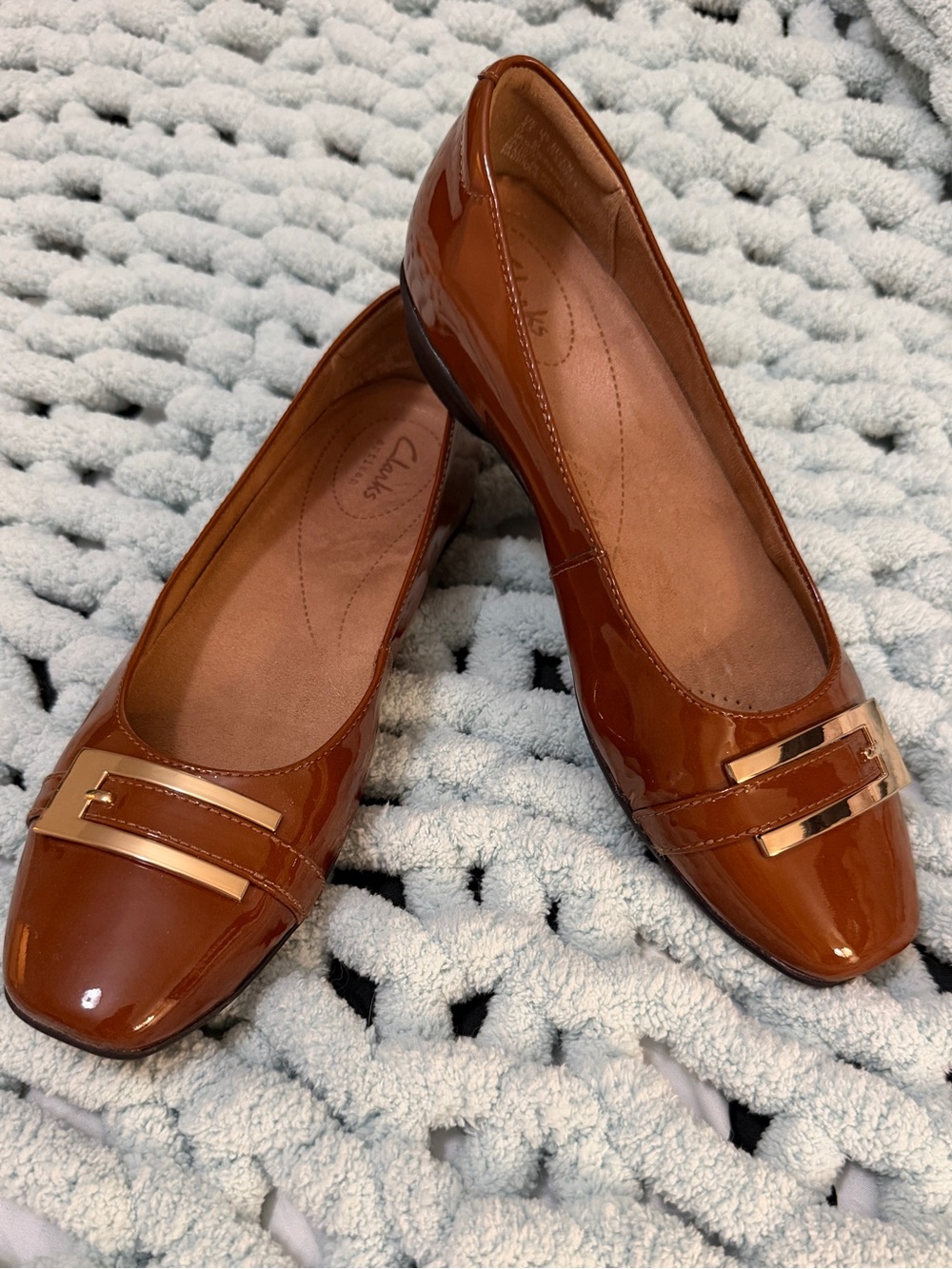 Clark’s Women’s Cognac Patent Leather Flats with Gold Buckle Accent Sz 7